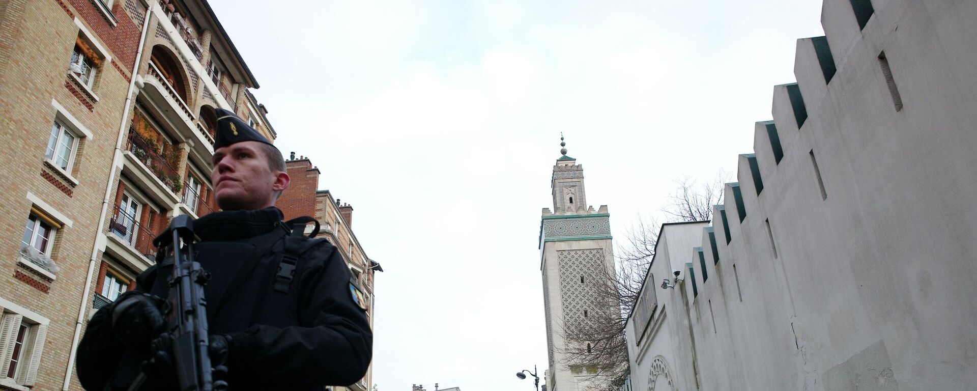 Vojnik ispred džamije u Parizu - Sputnik Srbija, 1920, 30.09.2025