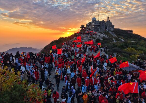 Планинари са заставамом Кине на планини Тајшан поводом 76. годишњице оснивања Народне Републике Кине  - Sputnik Србија