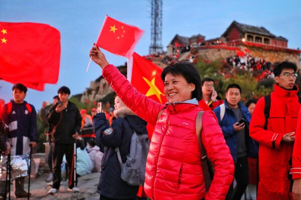 Празник се прославља седам дана. Наиме, од 1999. Национални дан је постао "Златна недеља", и читава седмица је нерадна. Она се традиционално користи за туристичка путовања или посету рођака и пријатеља. Према проценама из 2020. године, током Златне недеље је око 637 милиона Кинеза отишло на путовање. - Sputnik Србија