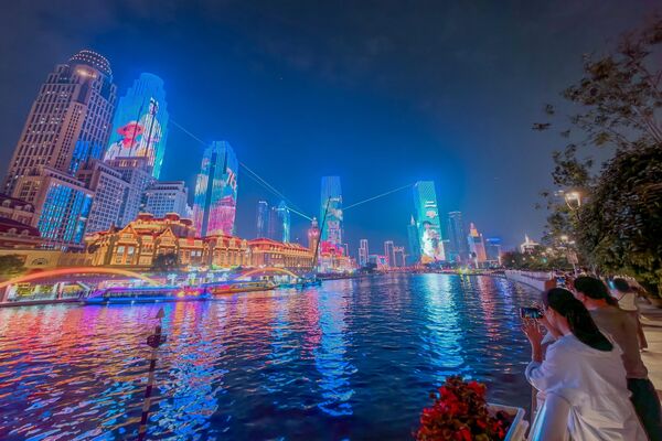 Зграде дуж током светлосног шоуа у част 76. годишњице оснивања Народне Републике Кине  - Sputnik Србија