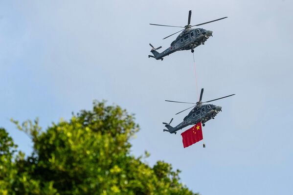 Хеликоптери носе кинеску националну заставу током церемоније  - Sputnik Србија