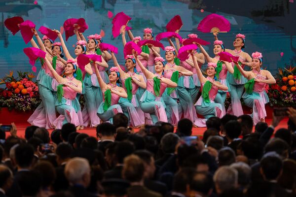 Извођачи плешу на сцени на пријему поводом прославе 76. Националног дана Народне Републике Кине - Sputnik Србија