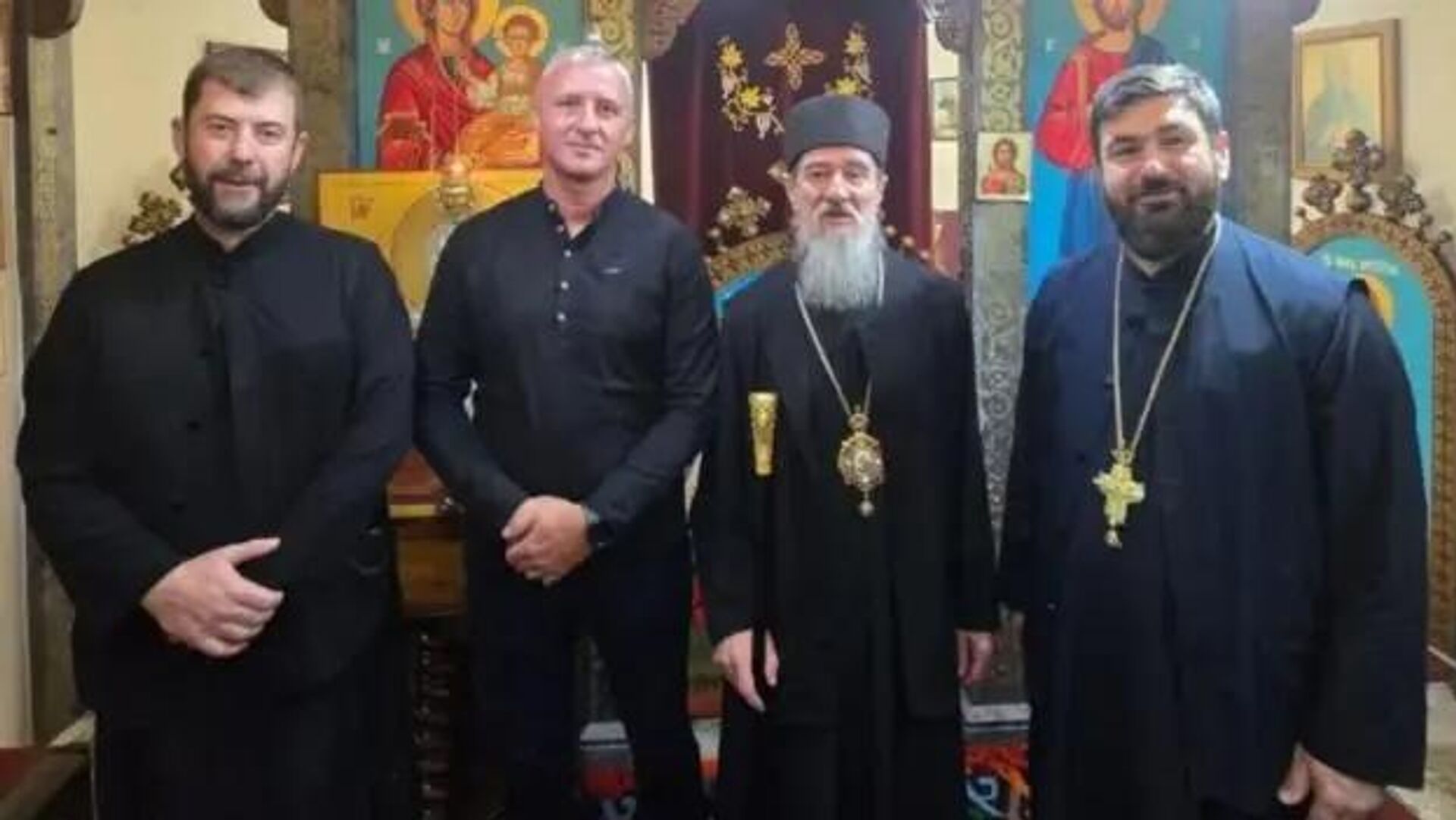 Један од ходочасника, Владимир Пенезић, са владиком милешевским Атанасијем и свештеницима - Sputnik Србија, 1920, 01.10.2025