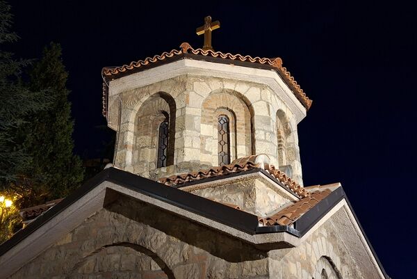 Храм Света три јерарха, у којем су мошти биле положене, 1888. године је захватио велики пожар, али су мошти светитељке остале недирнуте. После тога, мошти су пренете у Саборну цркву у Јашију, где су и данас, осим два прста шаке, који се налазе у Капели Свете Петке на Калемегдану. - Sputnik Србија