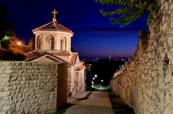 Узидано готово у саме бедеме Београдске тврђаве угнездило се једно од најважнијих београдских духовних уточишта – Капела Свете Петке, богомоља у којој су вековима чуване највеће реликвије српског народа. - Sputnik Србија