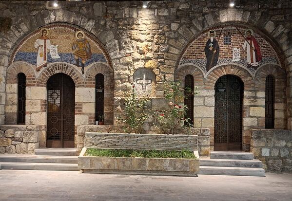 Вода са извора Свете Петке се у народу сматра лековитом и постоји веровање да пресушивање извора предсказује несрећу. За време аустријског бомбардовања 1915. године извор је пресушио, што је народ врло рђаво тумачио, да би неколико месеци након ослобођења престонице, 15. фебруара 1919. године вода почела поново да извире. - Sputnik Србија