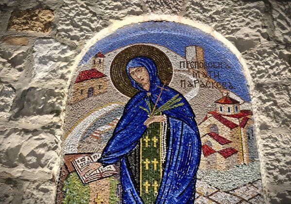 Света Петка је била хришћанска подвижница која је упркос томе што је потицала из имућне породице изабрала духовни живот замонашивши се у Цркви Свете Софије и добивши име Параскева.  - Sputnik Србија