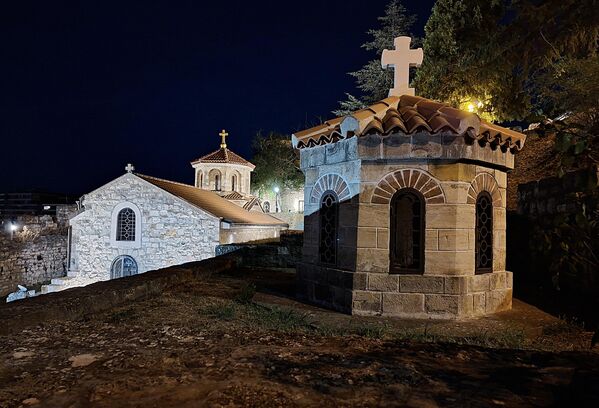 После повлачења Турака из Београда, српски живаљ се негујући култ светитељке окупљао у капели-земуници изграђеној крај чудотворног извора која се налазила на падини мало изнад садашње капеле и која је била готово укопана у земљу. Споља су се видела само врата и над њима крст, док је унутрашњост била украшена иконама. - Sputnik Србија