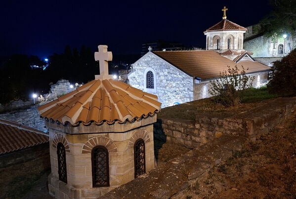 Светитељкине мошти су похрањене најпре у Успењској цркви Митрополије београдске, а потом у Цркви Свете Петке саграђеној крај чудотворног извора под Београдском тврђавом.  - Sputnik Србија