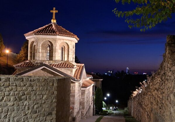 Мошти светитељке од султана Бајазита измолила је српска кнегиња Милица. Предање говори да је султан услишио молбу кнегиње не кријући чуђење што није тражиле нешто друго већ „само сухе кости“. Мошти су прво пребачене у дворску цркву у Крушевцу 1398. године, да би по премештању српске престонице деспот Стефан пренео мошти у Београд. - Sputnik Србија