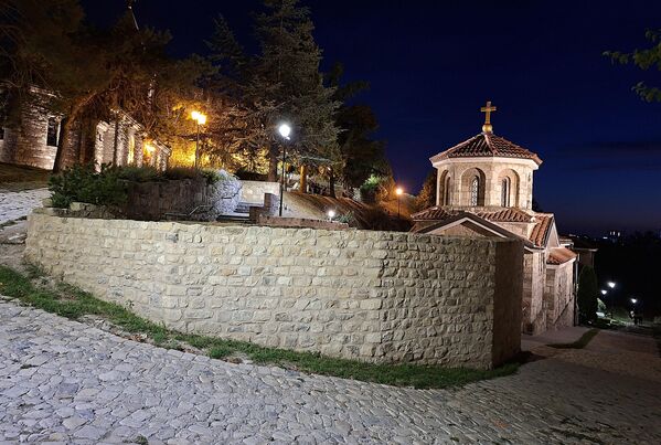 Садашња Капела Свете Петке саграђена је 1937. године заузимањем патријарха Варнаве према пројекту архитекте Момира Коруновића. Капела је освећена 27. октобра 1937. године уз, „огромно учешће побожног народа“, како је писала тадашња штампа. - Sputnik Србија