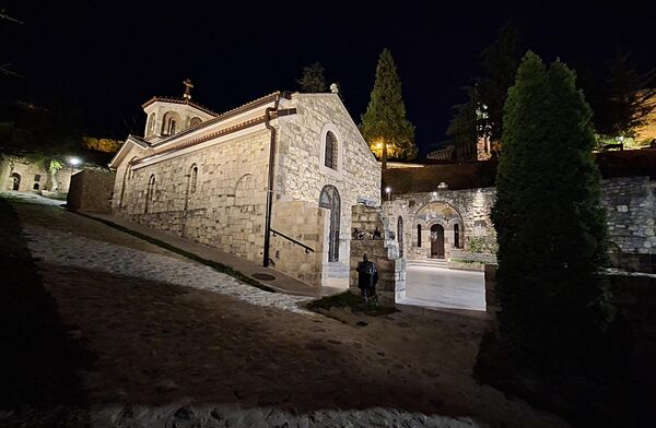 По одобрењу султана Сулејмана српском живљу је допуштено да са собом понесе драгоцене реликвије – мошти Свете царице Теофане и Свете Петке, као и икону Богородице. Готово век касније, молдавски војвода Лупул је свете мошти откупио и пренео у своју престоницу Јаши (данашња Румунија). - Sputnik Србија