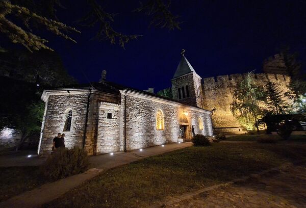 Црква Ружица подигнута је 1867. године као војни храм, али се у народу задржало предање да је на месту садашњег храма у доба деспота Стефана Лазаревића постојала стара црква истог имена, коју су Турци при освајању Београда порушили. - Sputnik Србија