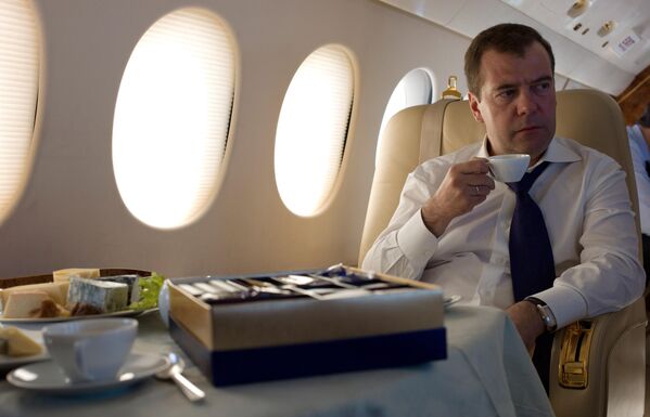 Председник Владе Руске Федерације Дмитриј Медведев у авиону током лета ка Курилским острвима, 2012. године. - Sputnik Србија