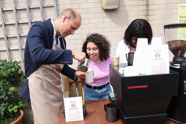 Принц Вилијам, принц од Велса, припрема кафу током своје посете Mosaic Clubhouse-у 26. јуна 2023. у Лондону. - Sputnik Србија