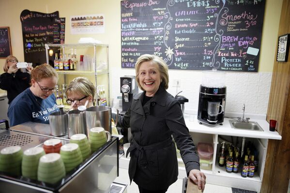 Демократски председнички кандидат Хилари Клинтон поручује кафу у кафићу у Индепенденсу, Ајова, 2015. године. - Sputnik Србија