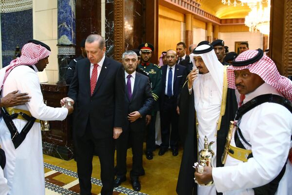 Турски председник Реџеп Тајип Ердоган и краљ Саудијске Арабије Салман пију арапску кафу уочи њиховог састанка у палати Ерга у Ријаду, Саудијска Арабија, 2. марта 2015. - Sputnik Србија