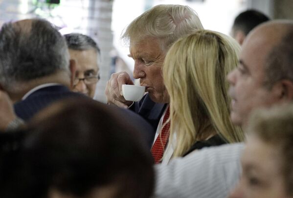 Републикански председнички кандидат Доналд Трамп пије кафу у ресторану у Мајамију, 27. септембра 2016. - Sputnik Србија