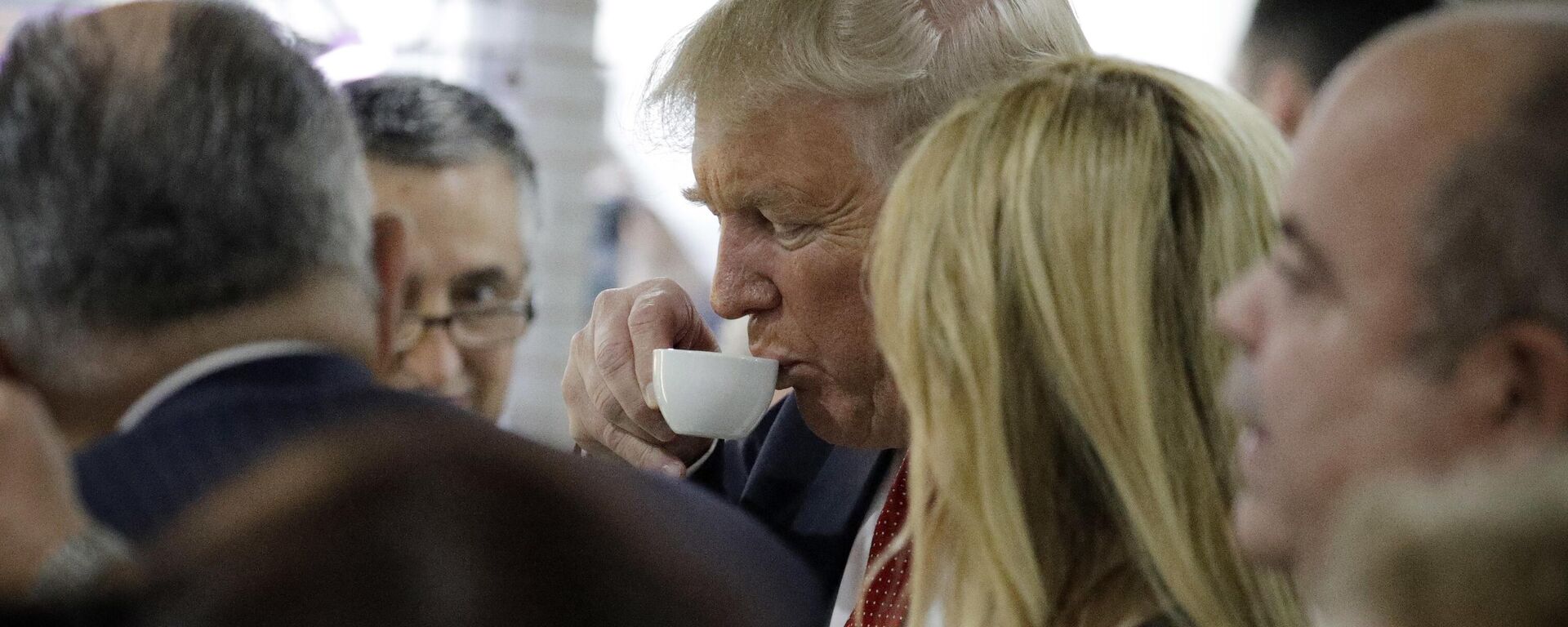 Donalьd Tramp pьёt kofe v restorane - Sputnik Srbija, 1920, 05.10.2025