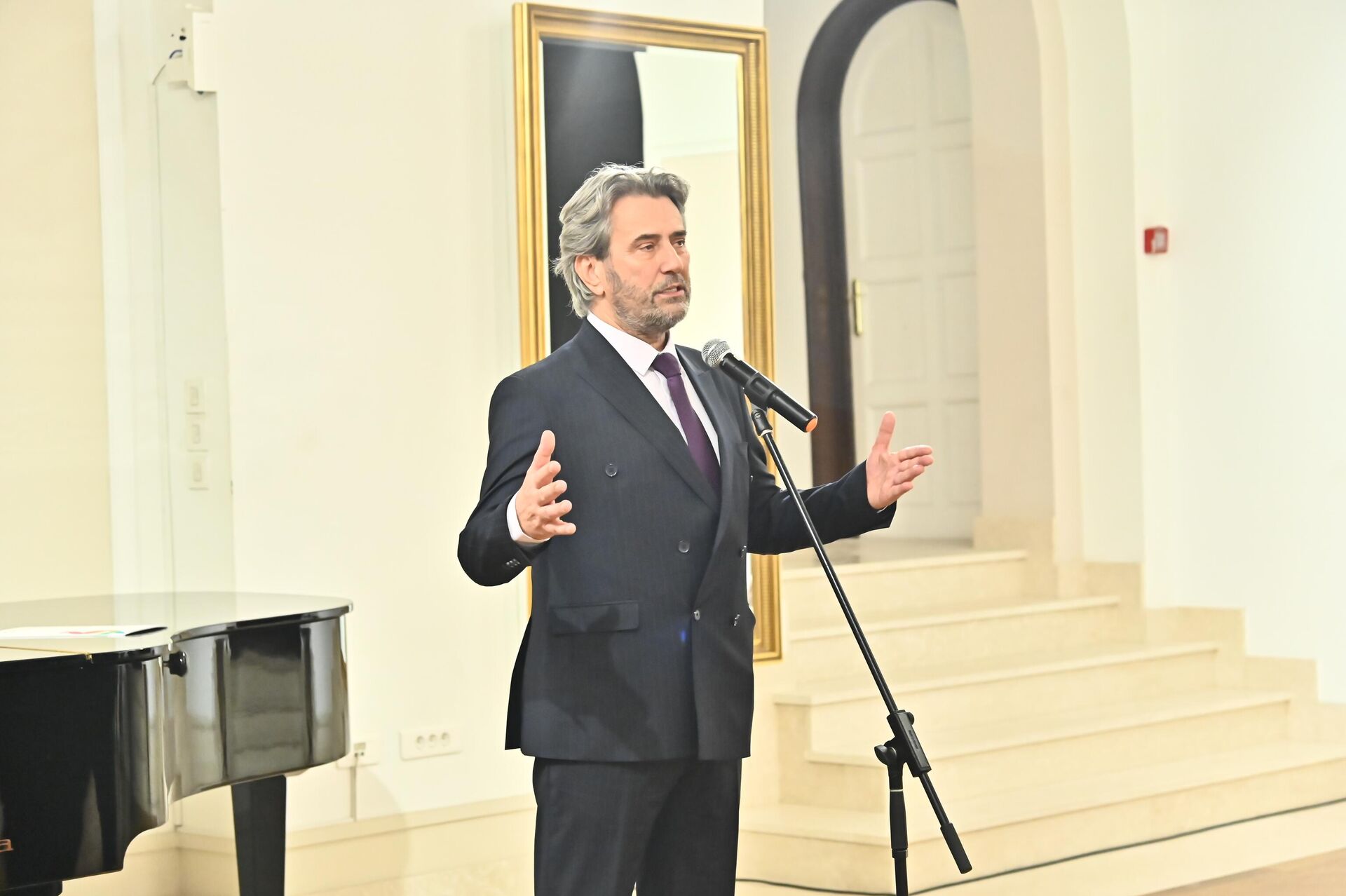 Izložbu je otvorio osnivač foto-olimpijade „24. Kadar“ doktor i umetnički fotograf Ranko Đurović - Sputnik Srbija, 1920, 02.10.2025