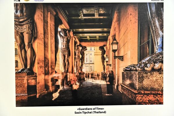 U polufinalu, učesnicima su zadate 24 teme (koje su im saopštene tek po prispeću u Piter) Za 24 sata, morali su da  žiriju predstave 24 fotografije - Sputnik Srbija