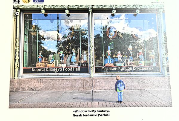 Najbolji radovi sa te izložbe predstavljeni su na izložbi „Sankt Peterburg očima svetskih fotografa”  u Ruskom domu u Beogradu  - Sputnik Srbija