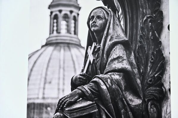 Peterburg je takođe i grad heroj. Tokom opsade Lenjingrada u Velikom otadžbinskom ratu (od septembra 1941. do januara 1944. godine) grad je prema različitim izvorima, izgubio od 600.000 do 1,5 miliona ljudi. - Sputnik Srbija