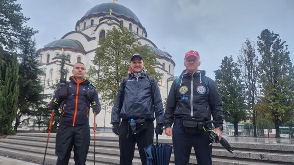 Тројица полицајаца која су пешачила за „децу лептире” стигла на Хиландар