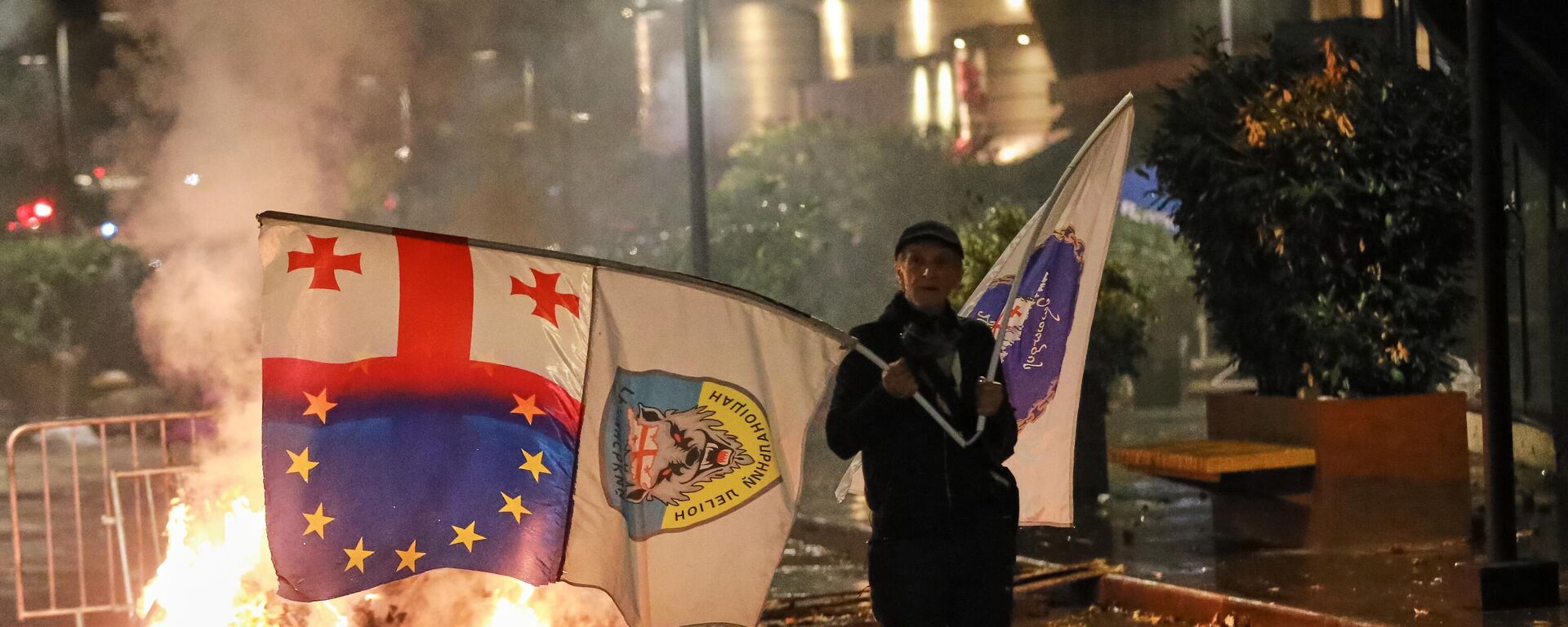Демонстрант носи заставу Грузије и ЕУ на протесту у Тбилисију - Sputnik Србија, 1920, 05.10.2025