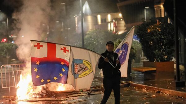 Demonstrant nosi zastavu Gruzije i EU na protestu u Tbilisiju - Sputnik Srbija