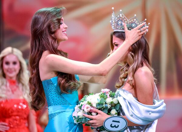 Мис Русије 2024. Валентина Алексејева (лево) и победница избора за Мис Русије 2025. Анастасија Венза. Мис Русије 2024. Валентина Алексејева (лево) и победница избора за Мис Русије 2025. Анастасија Венза. - Sputnik Србија