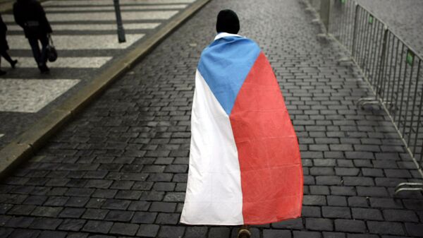 Čovek ogrnut češkom zastavom na ulicama Praga - Sputnik Srbija