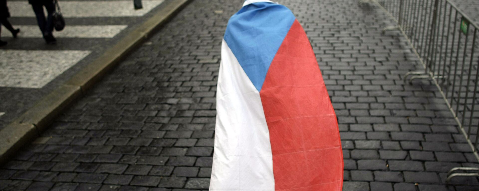 Човек огрнут чешком заставом на улицама Прага - Sputnik Србија, 1920, 06.10.2025