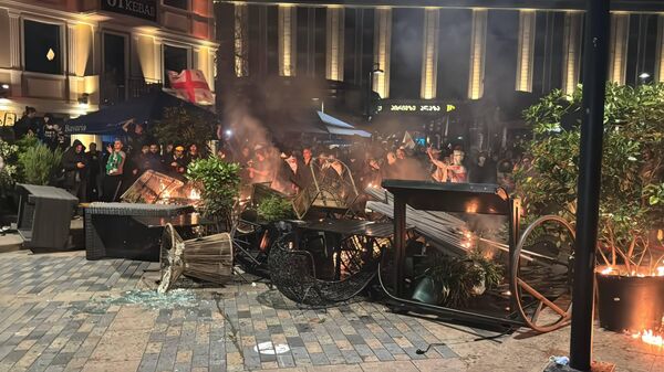 Miting obъedinennoй oppozicii u administracii prezidenta Gruzii 4 oktяbrя 2025 goda - Sputnik Srbija