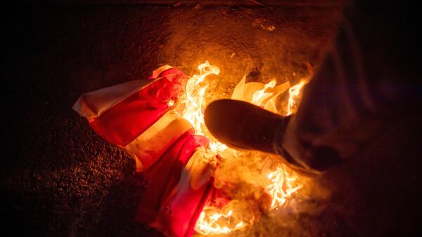 Američka zastava, vatra - Sputnik Srbija