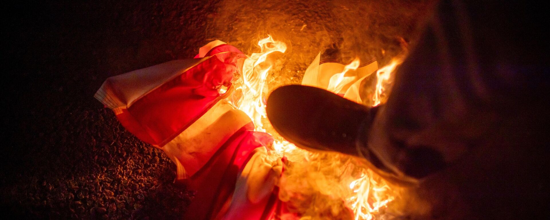 Američka zastava, vatra - Sputnik Srbija, 1920, 08.10.2025