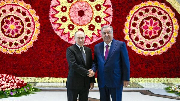 Predsednik Rusije Vladimir Putin i predsednik Tadžikistana Emomali Rahmon - Sputnik Srbija