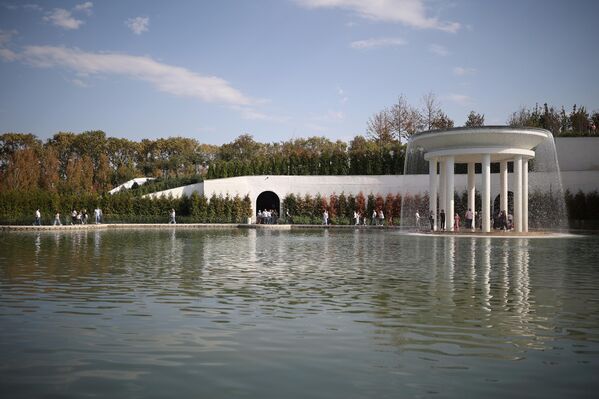 Посетиоци код језера са ротондом у Парку културе и рекреације „Краснодар“ у Краснодару. Посетиоци код језера са ротондом у Парку културе и рекреације „Краснодар“ у Краснодару. - Sputnik Србија