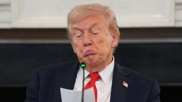 Prezident SŠA Donalьd Tramp čitaet zapisku, peredannuю emu gossekretarem Marko Rubio vo vremя kruglogo stola po borьbe s эkstremizmom, v gosudarstvennoй stolovoй Belogo doma - Sputnik Srbija