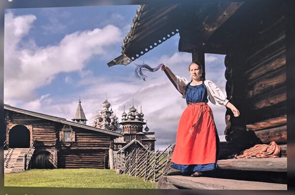 Поставка је посвећена завршетку рестаурације Цркве Преображења Господњег на острву Кижи – највећег, најсложенијег и најхармоничнијег традиционалног дрвеног здања на свету - Sputnik Србија