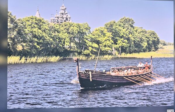 Острво је у прошлости било богато рудама бакра и гвожђа, те су се на њему у 17. веку  производили чувени кишки ножеви који се не тупе и не рђају, али је ипак светску славу стекао захваљујући грађевинама, изграђеним од хиљада стабала четинара довезених са копна, што је у то време био сложен логистички задатак - Sputnik Србија