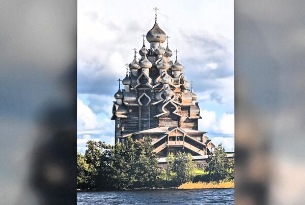 Срце комплекса представља Црква Преображења Господњег изграђена 1714.године на згаришту своје претходнице, изгореле након удара грома. Верује се да је изграђена без иједног ексера и једна је од најсложенијих и највећих дрвених грађевина на планети. - Sputnik Србија