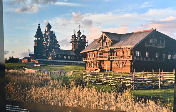 Kомплекс Кижски погост употпуњују звоник са шаторском куполом, најстарија руска ветрењача,  капела Арханђела Михаила, музеј Ошевњевљева кућа, као и древне колибе и помоћне зграде које посетиоцу дочаравају слику живота на руском северу. - Sputnik Србија