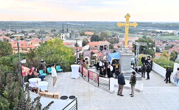 Културни центар „Видиковац“ смештен је на брегу изнад Сремских Карловаца, са кога се пружа поглед на бачку равницу и мали град подно Фрушке горе, који је почетком 20. века постао нови дом бројним руским емигрантима међу којима је био велики број духовника - Sputnik Србија