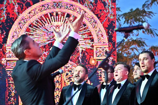 Вишедневна манифестација „Дани духовне културе Русије“ у Србији, у оквиру које је приређена изложба, завршена је  наступом светски познатог хора Сретењског манастира из Москве  - Sputnik Србија