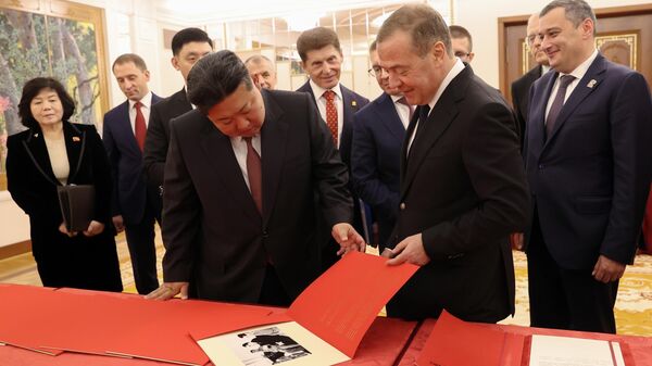 Medvedev i Kim Džong Un - Sputnik Srbija