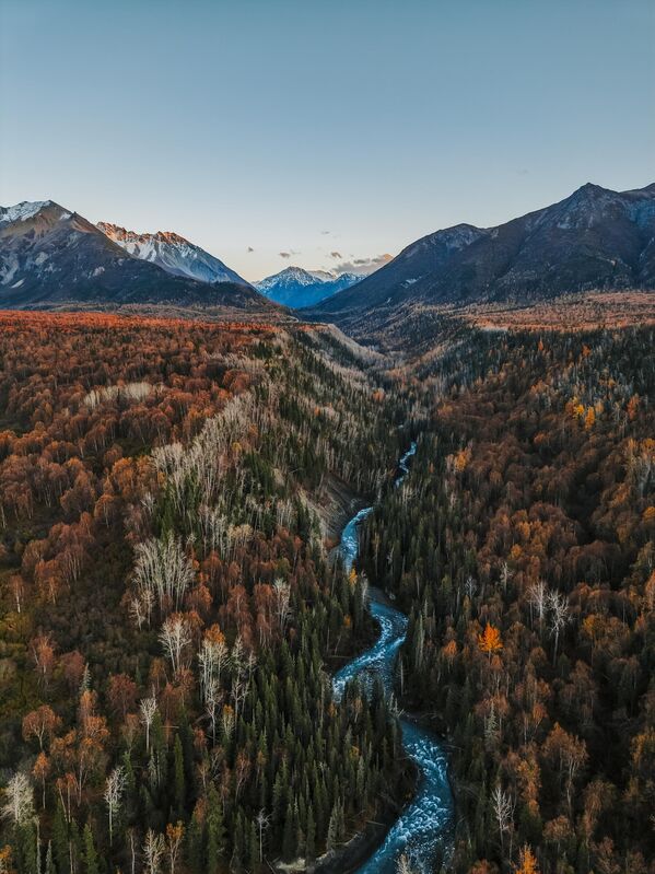 Долина глечера Матануска у региону Чикалун на Аљасци, река Еклутна у Палмеру и подручје око језера Бони су места где се јесење нијансе жуте, наранџасте и црвене сусрећу са планинама прекривеним снегом. - Sputnik Србија