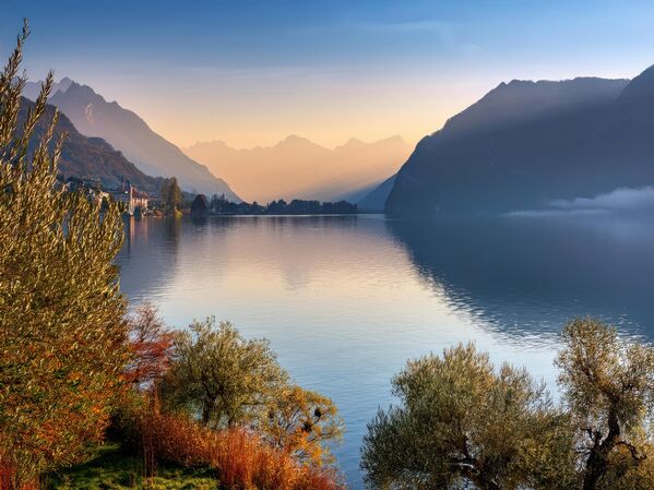 Језеро и планински пејзаж у јесењи смирај дана. - Sputnik Србија