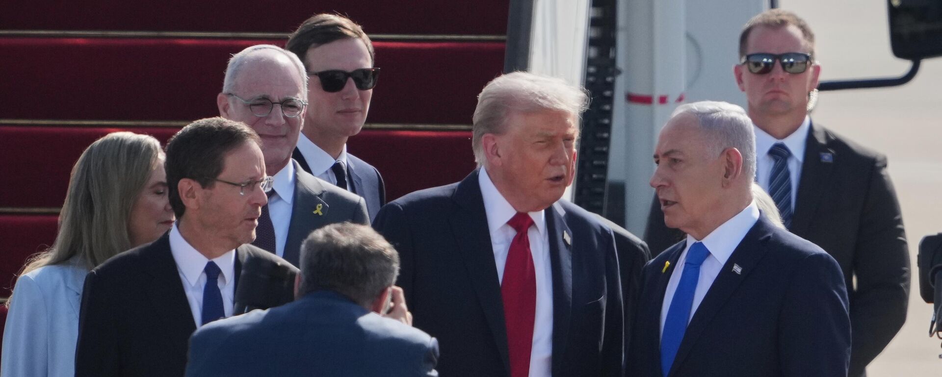 Доналд Трамп и Бенјамин Нетанијаху - Sputnik Србија, 1920, 13.10.2025