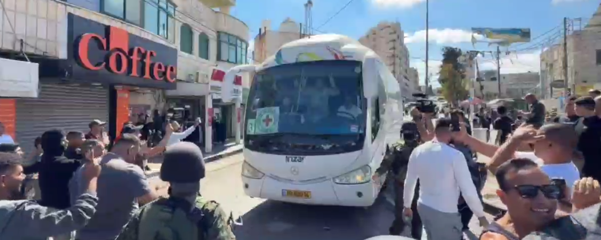 Аутобус са палестинским затвореницима - Sputnik Србија, 1920, 13.10.2025